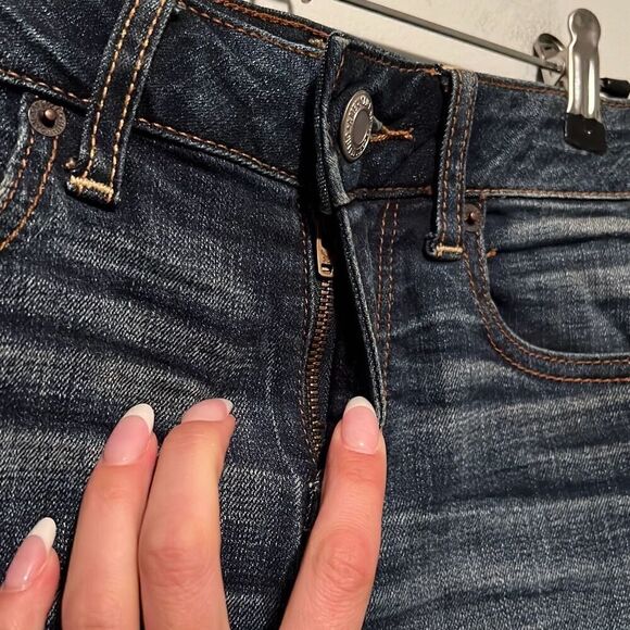 American Eagle Women's Blue Five Pocket Denim Shortie Cut Off Shorts Size 2 - Picture 2 of 7